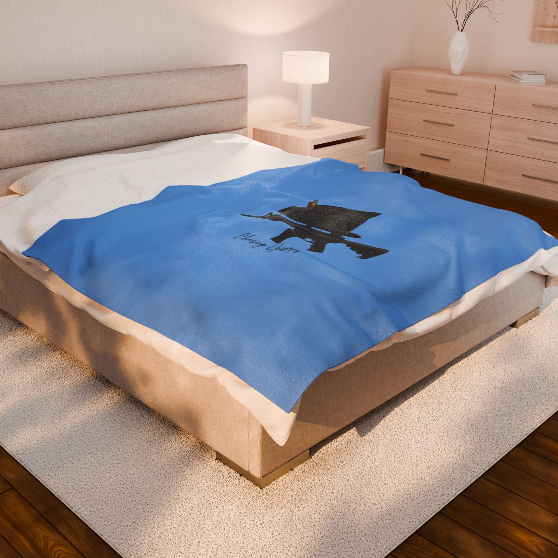 Chic Velveteen Plush Blanket with Hat and Gun Design, Cozy Throw for Home Decor, Unique Gift for Film Lovers, Stylish Bedroom Accessory