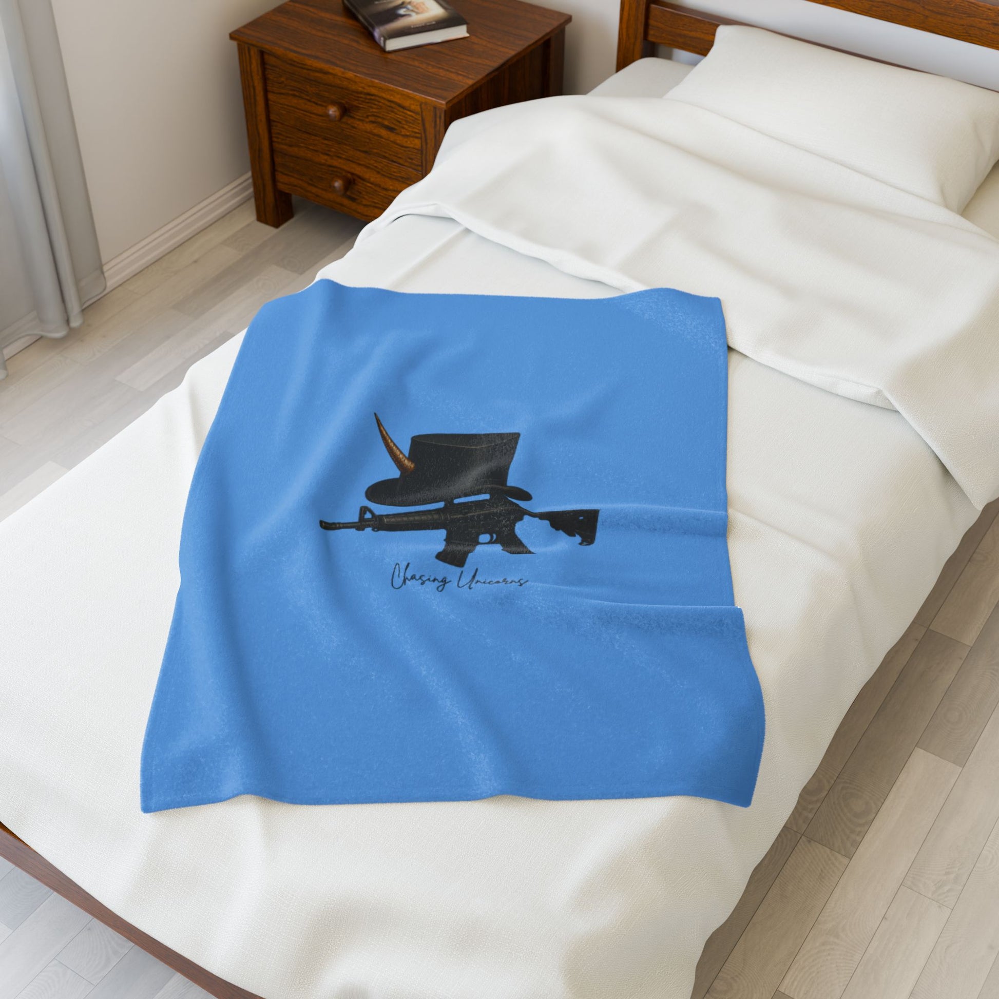 Chic Velveteen Plush Blanket with Hat and Gun Design, Cozy Throw for Home Decor, Unique Gift for Film Lovers, Stylish Bedroom Accessory