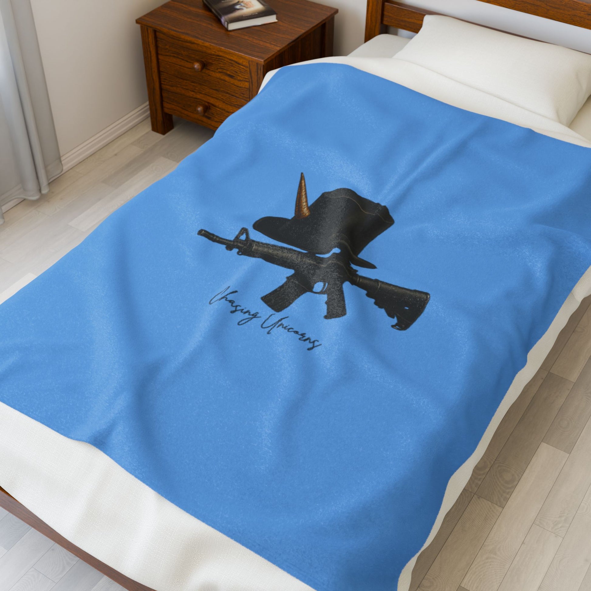 Chic Velveteen Plush Blanket with Hat and Gun Design, Cozy Throw for Home Decor, Unique Gift for Film Lovers, Stylish Bedroom Accessory