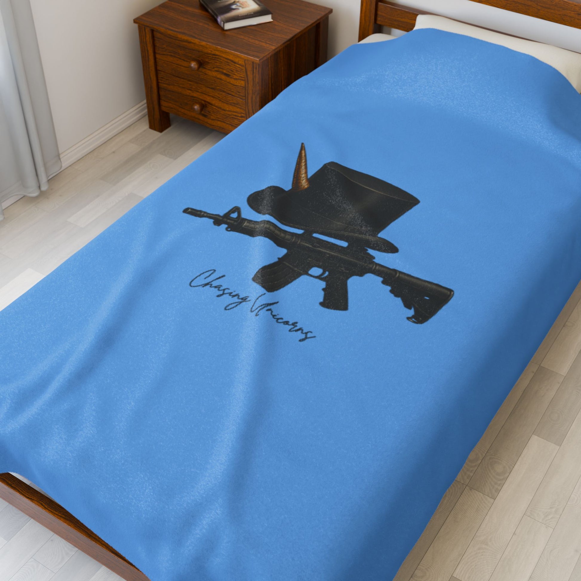 Chic Velveteen Plush Blanket with Hat and Gun Design, Cozy Throw for Home Decor, Unique Gift for Film Lovers, Stylish Bedroom Accessory