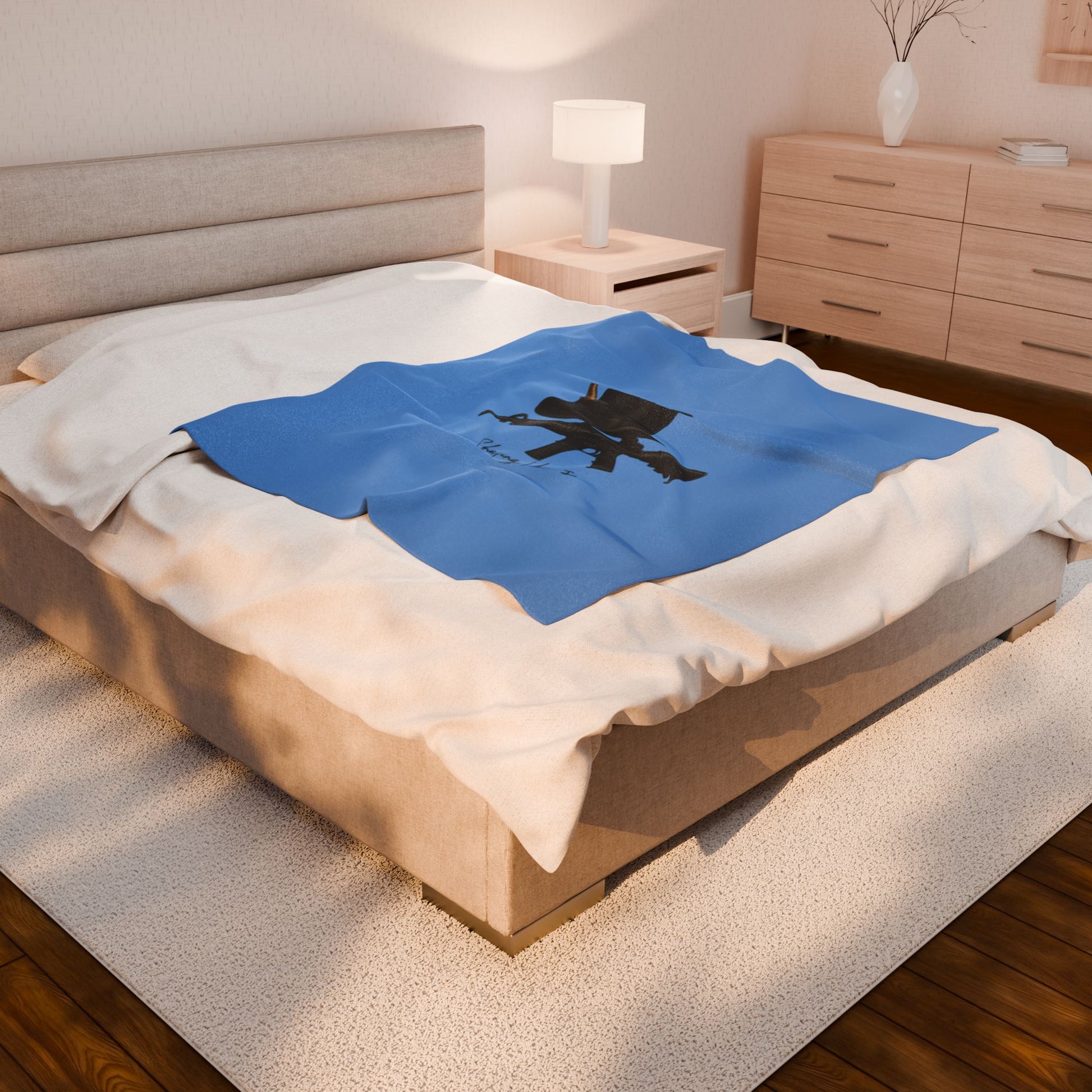 Chic Velveteen Plush Blanket with Hat and Gun Design, Cozy Throw for Home Decor, Unique Gift for Film Lovers, Stylish Bedroom Accessory
