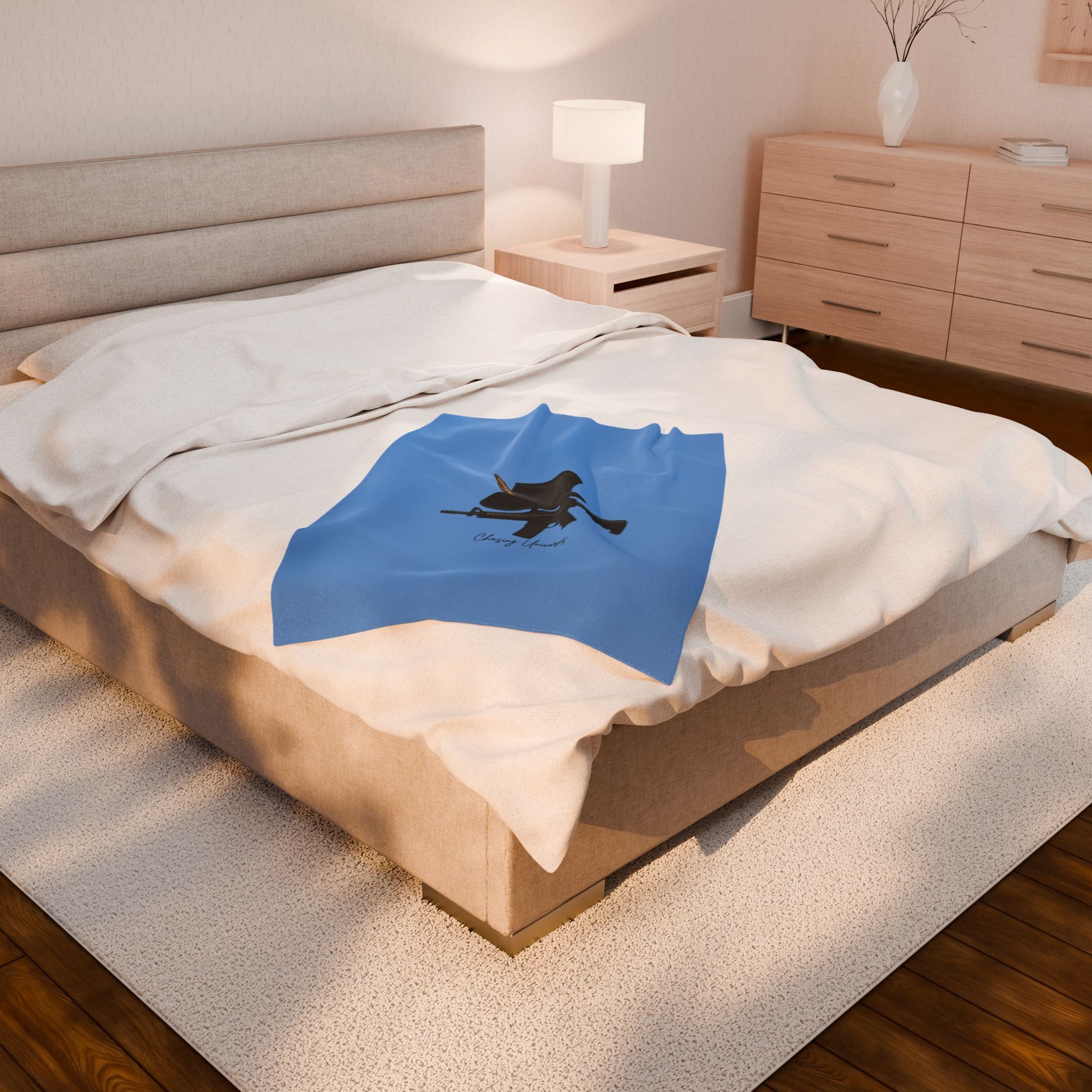 Chic Velveteen Plush Blanket with Hat and Gun Design, Cozy Throw for Home Decor, Unique Gift for Film Lovers, Stylish Bedroom Accessory